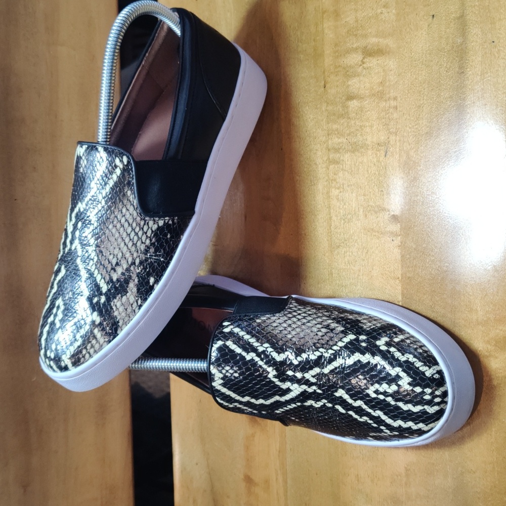 Vionic Demetra Boa size 8 black and snake print slip ons